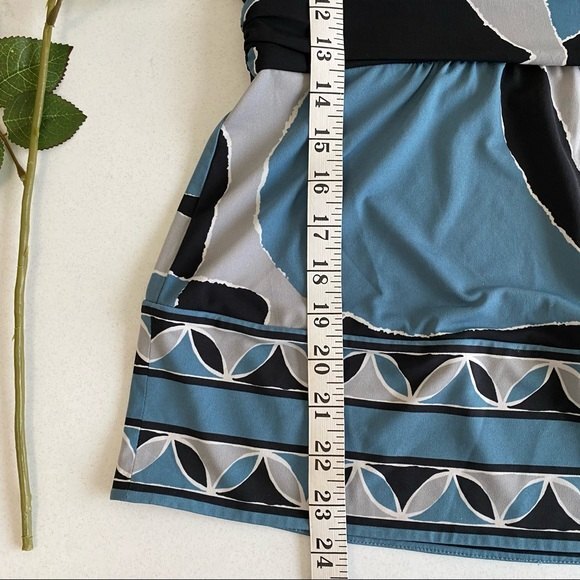 BCBGMaxazria Grey Blue Art Deco V-neck Fitted Blouse Size Small Stretch - Picture 10 of 10